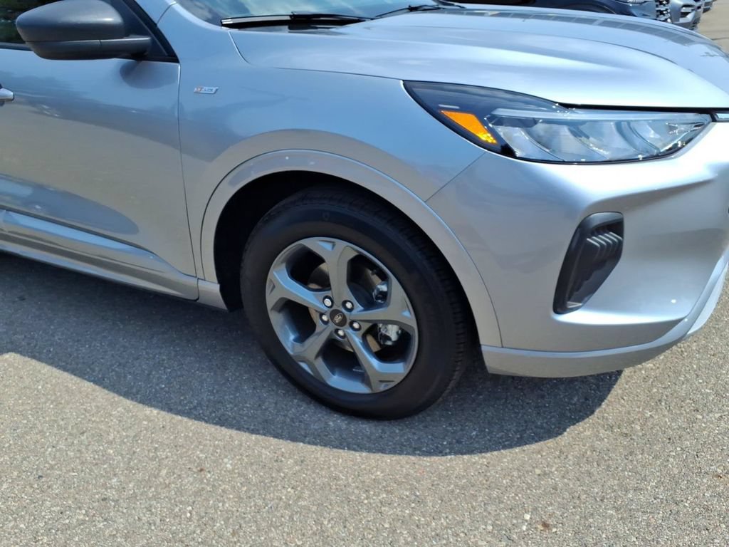 Certified 2023 Ford Escape ST-Line w/ Tech Pack #1 AWD/4WD image 5