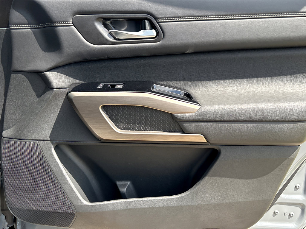 Certified 2025 Nissan Pathfinder Platinum image 10