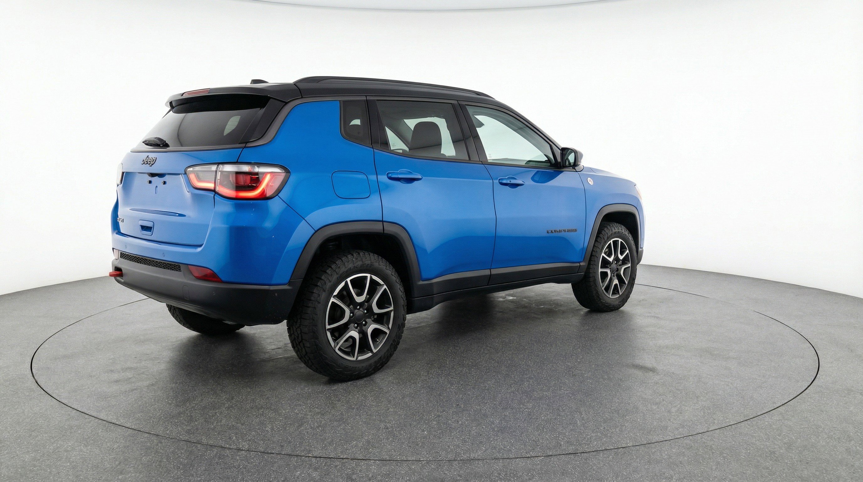 Used 2025 Jeep Compass Trailhawk image 9