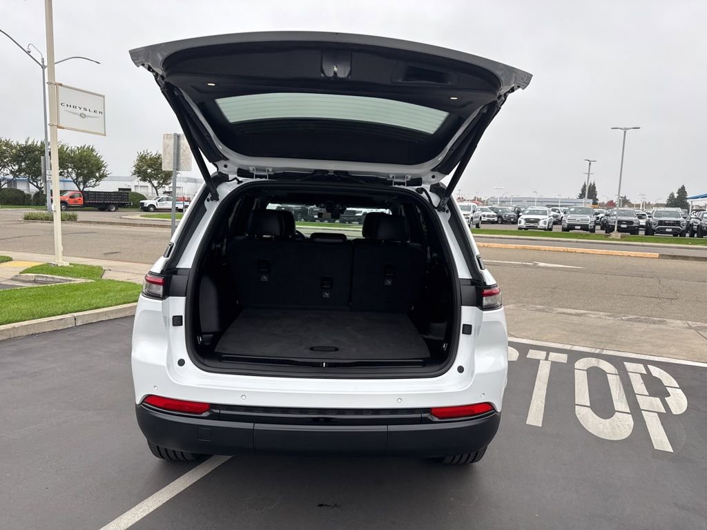 New 2025 Jeep Grand Cherokee Altitude AWD/4WD image 7