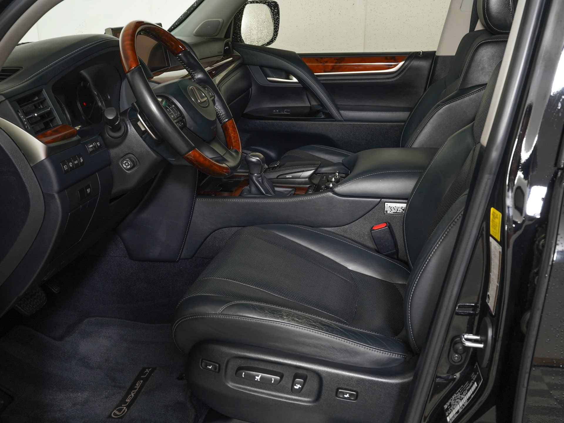 Used 2016 Lexus LX 570 4WD w/ Luxury Package image 15