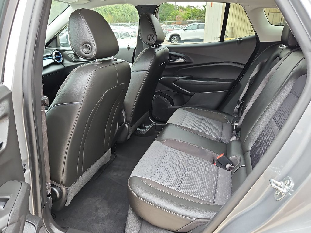 Used 2025 Chevrolet Trax LT w/ LT Convenience Package FWD image 28