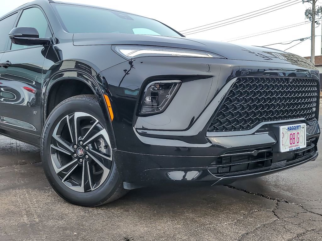 Used 2025 Buick Enclave Sport Touring image 2