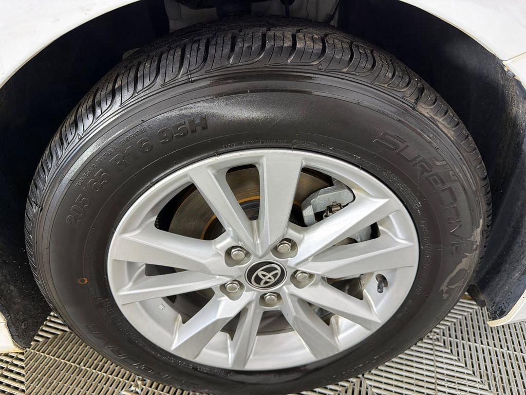 Used 2025 Toyota Camry LE image 12