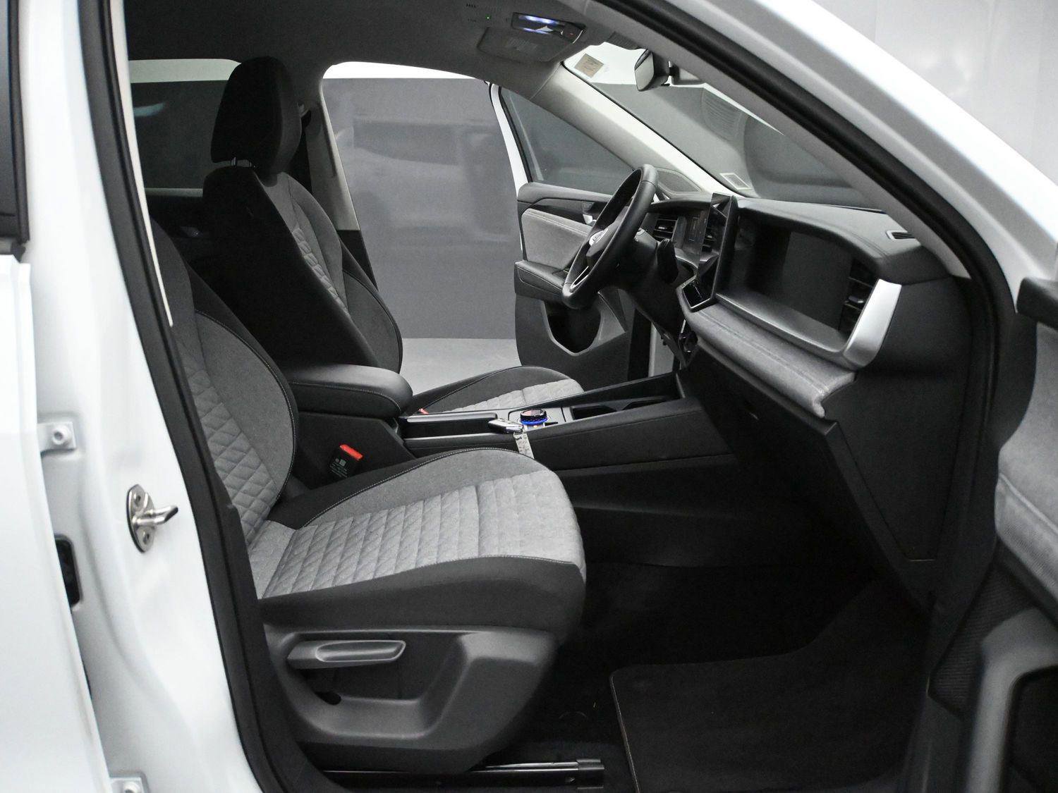 Certified 2025 Volkswagen Tiguan S image 18