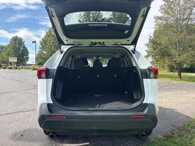 Used 2022 Toyota RAV4 LE image 5