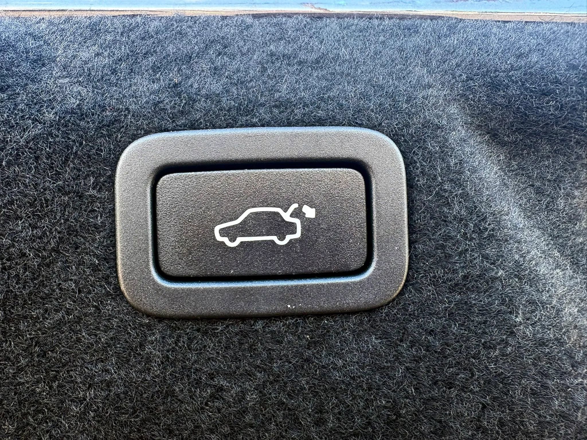 Used 2018 Jaguar XE S AWD/4WD image 19