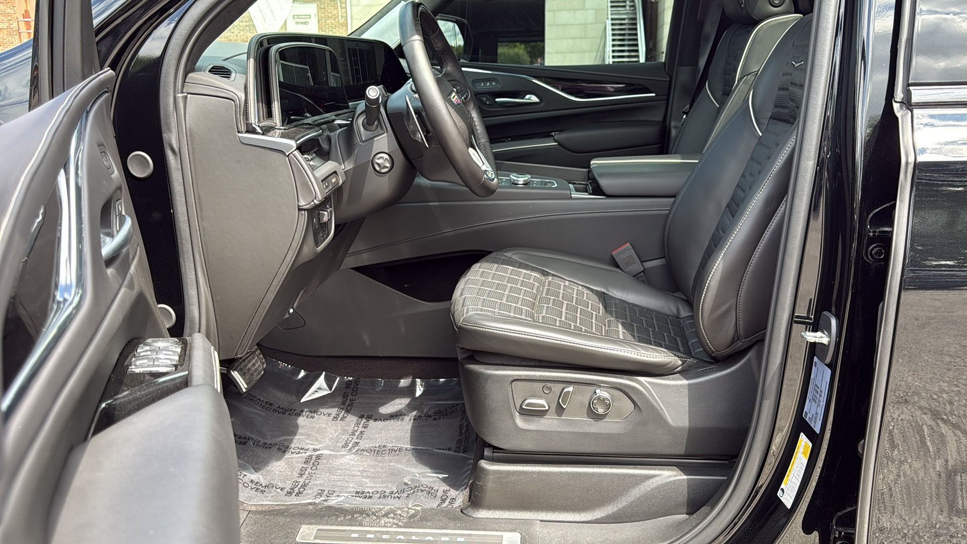 Certified 2023 Cadillac Escalade V w/ Heavy-Duty Trailer Package AWD/4WD image 8