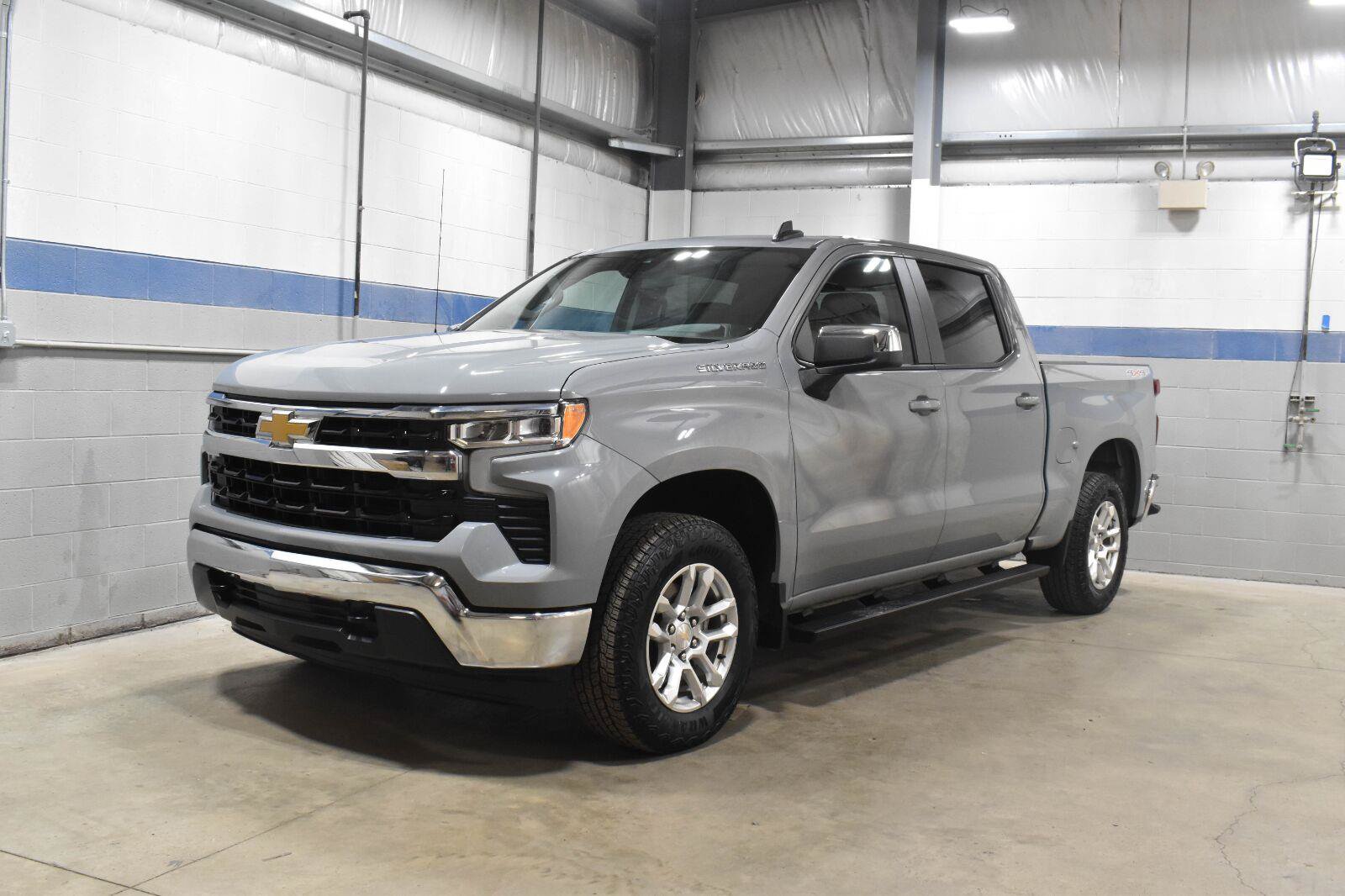 Used 2024 Chevrolet Silverado 1500 LT AWD/4WD image 2