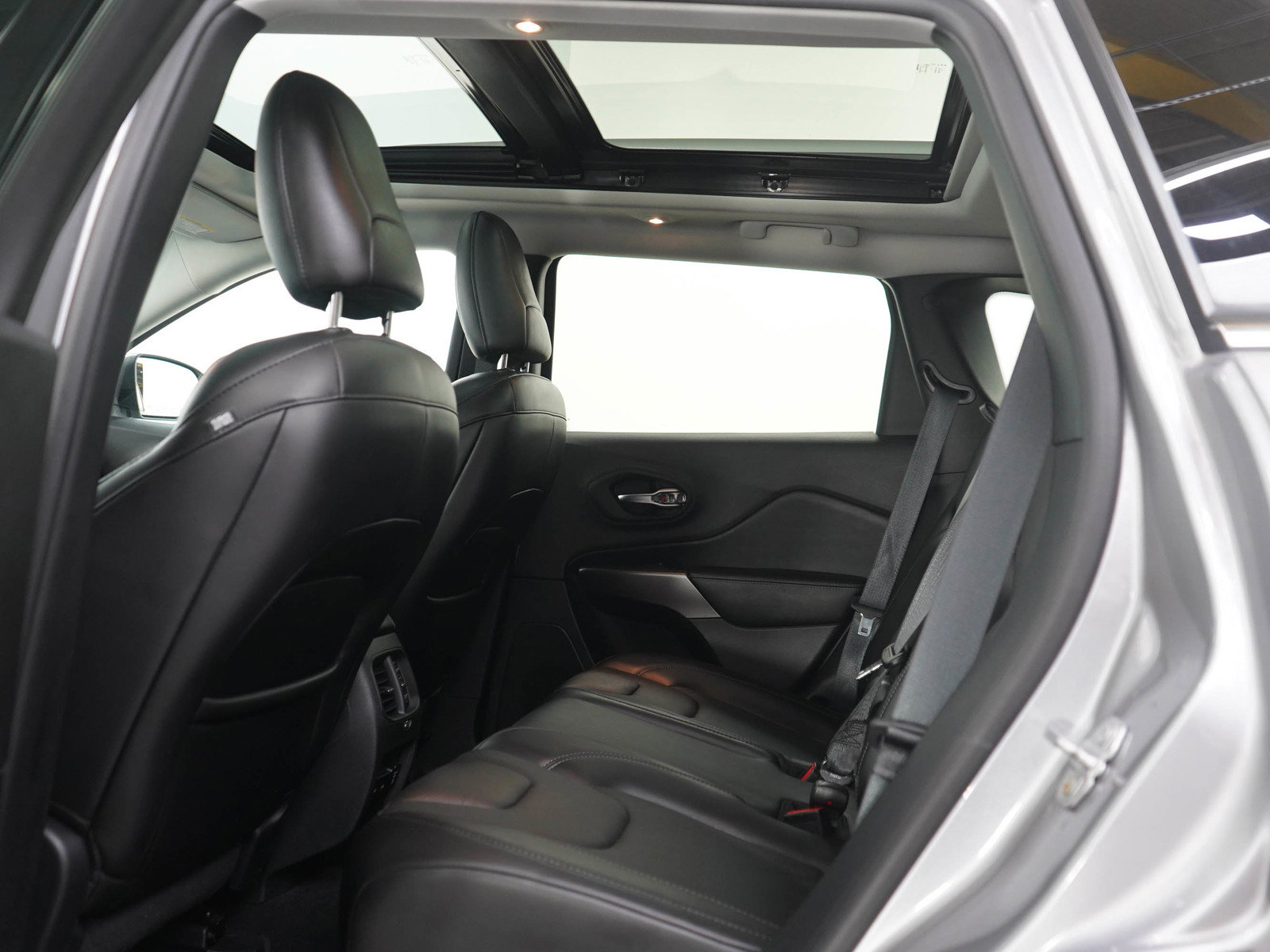 Used 2019 Jeep Cherokee Limited w/ Trailer Tow Group AWD/4WD image 18