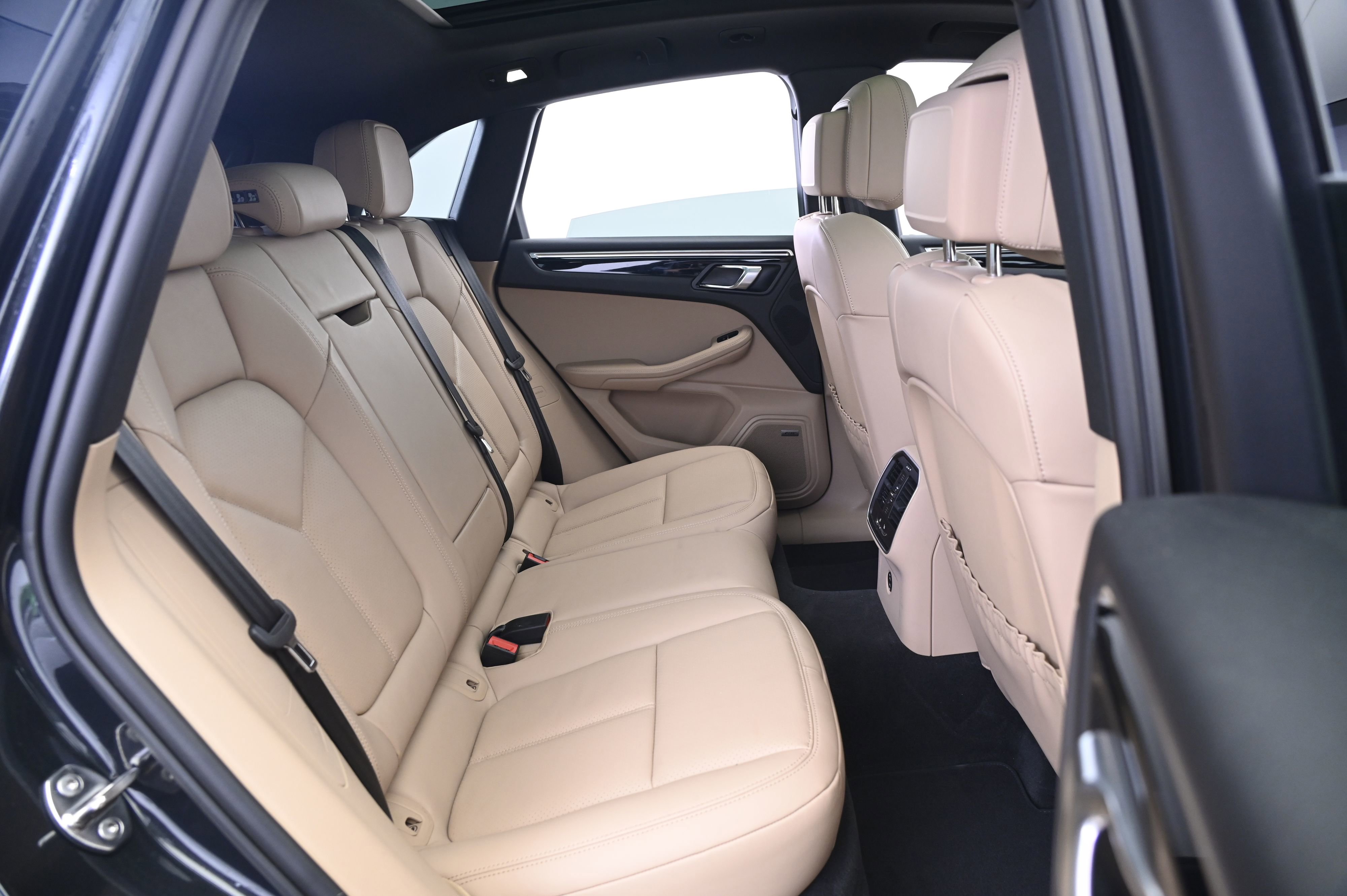 Certified 2024 Porsche Macan image 18