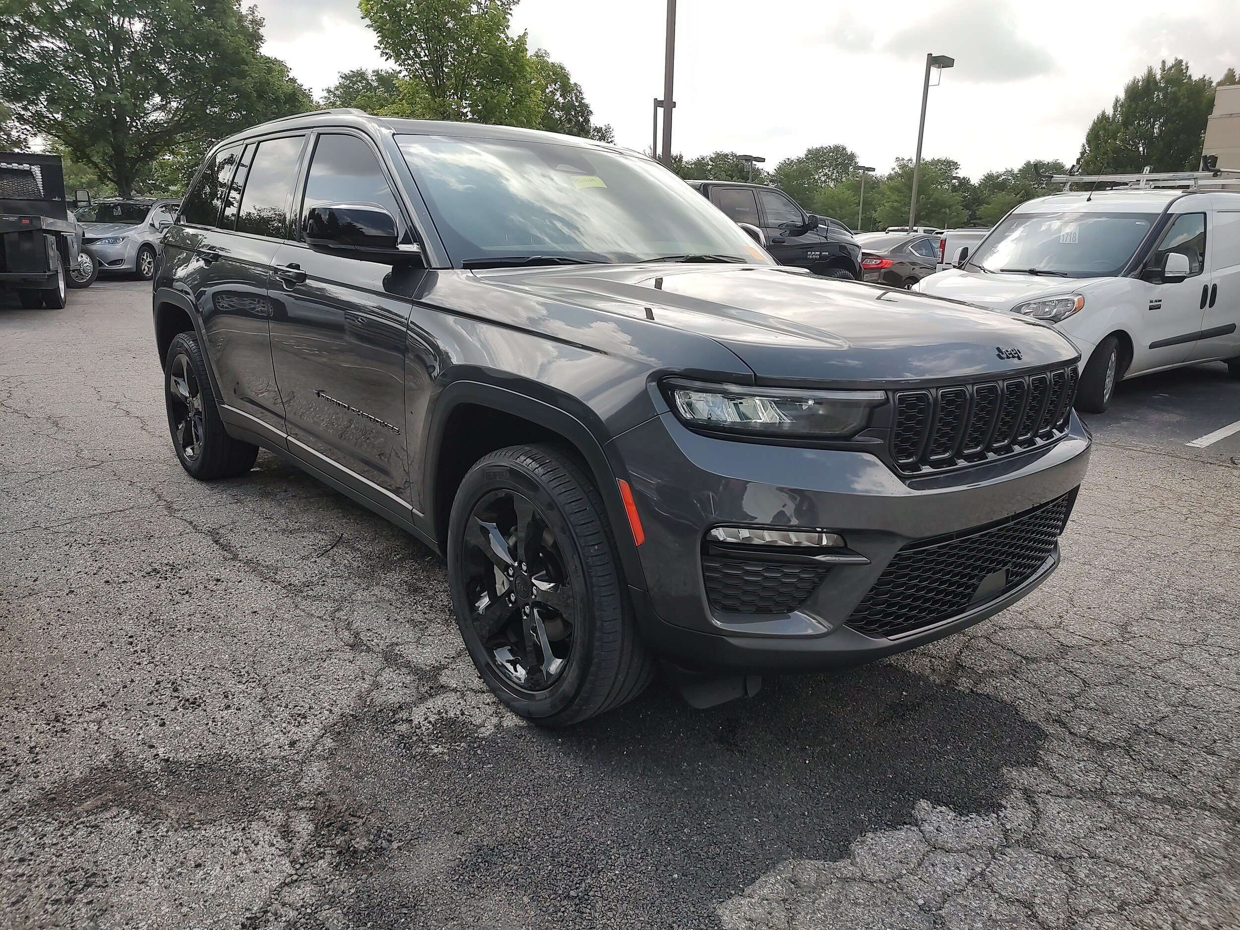Certified 2023 Jeep Grand Cherokee Limited w/ Black Appearance Package AWD/4WD image 5