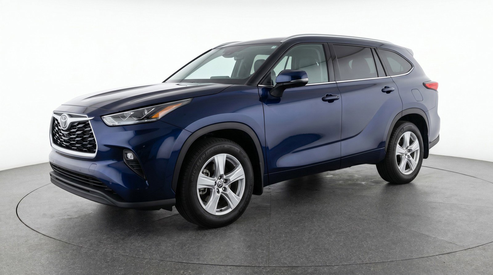 Used 2025 Toyota Highlander LE FWD image 3