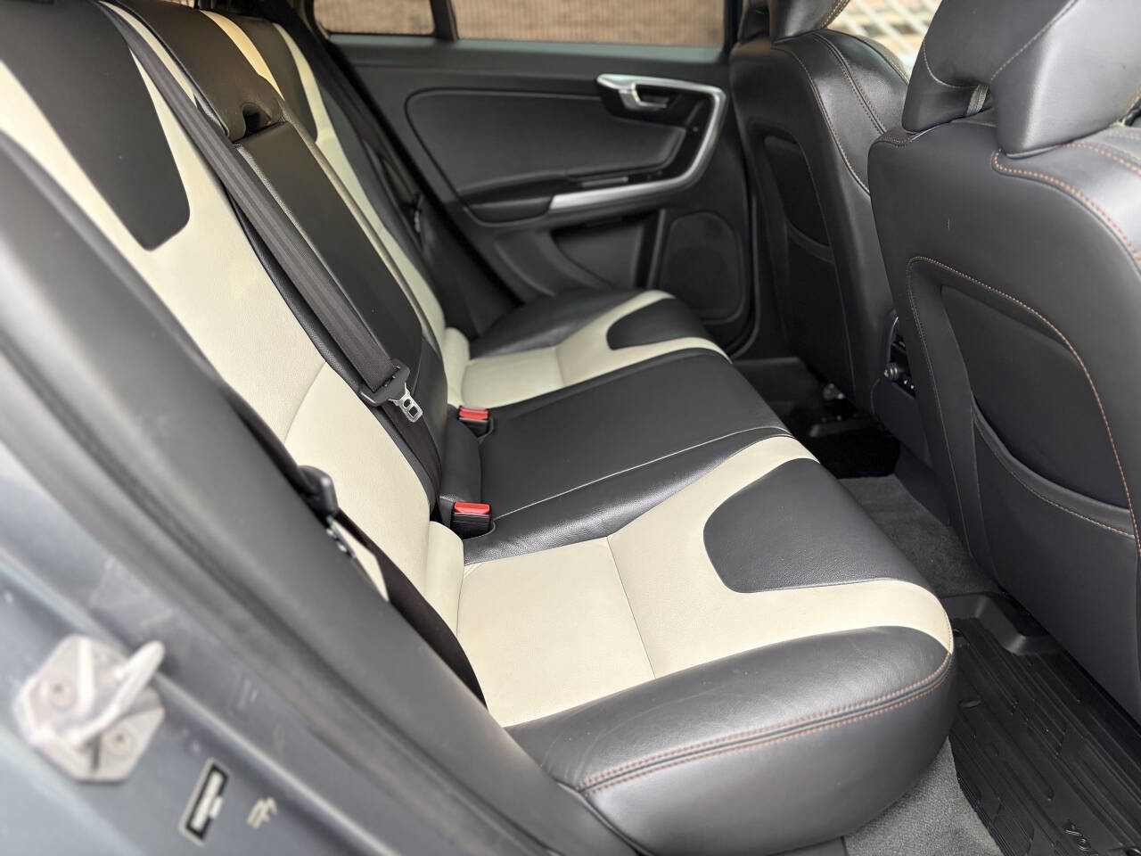 Used 2016 Volvo V60 T5 Cross Country Platinum w/ Climate Package image 16