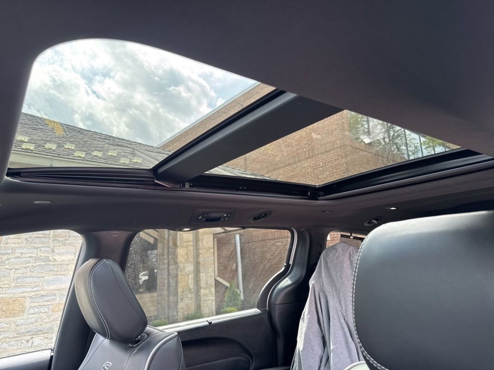 Used 2024 Chrysler Pacifica Limited w/ S Appearance Package image 26