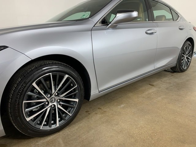 Used 2025 Lexus ES 300h w/ Premium Package image 40