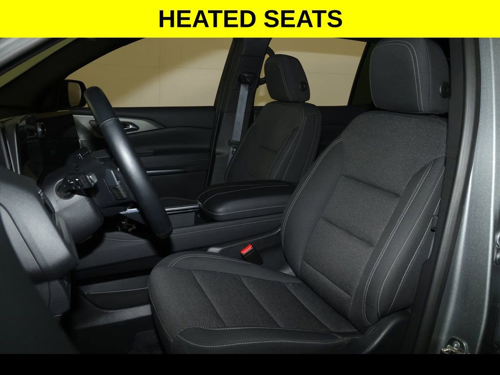 Used 2025 Chevrolet Traverse LT image 3