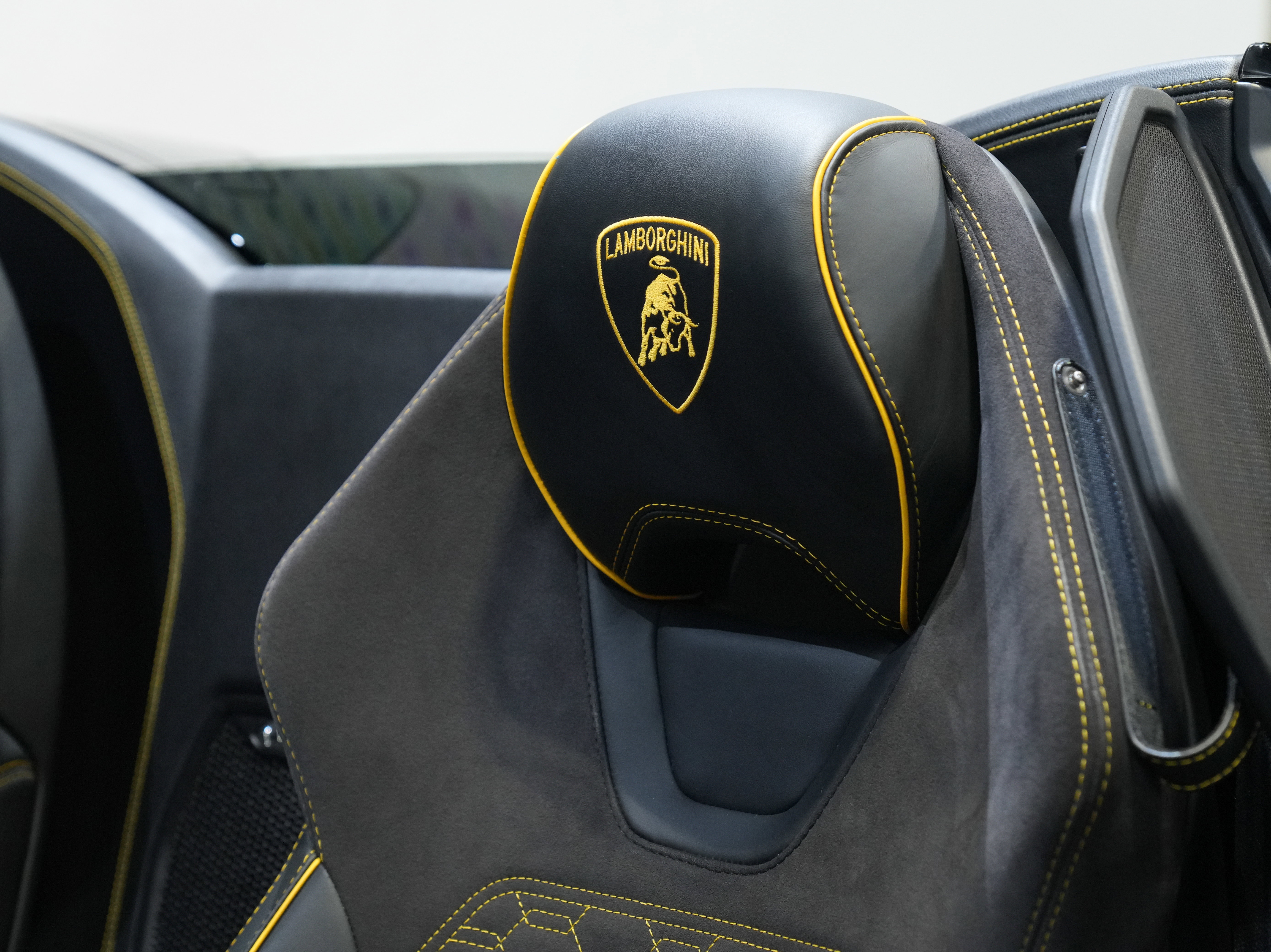 Used 2024 Lamborghini Huracan EVO image 40