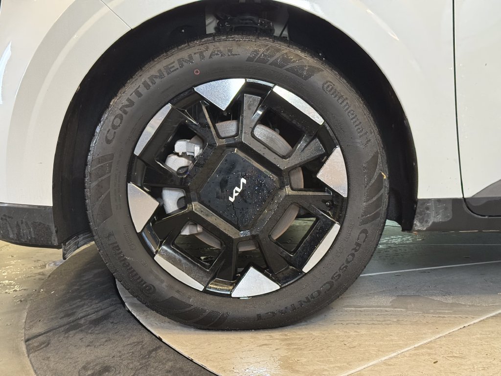 Used 2025 Kia Carnival EX FWD image 24