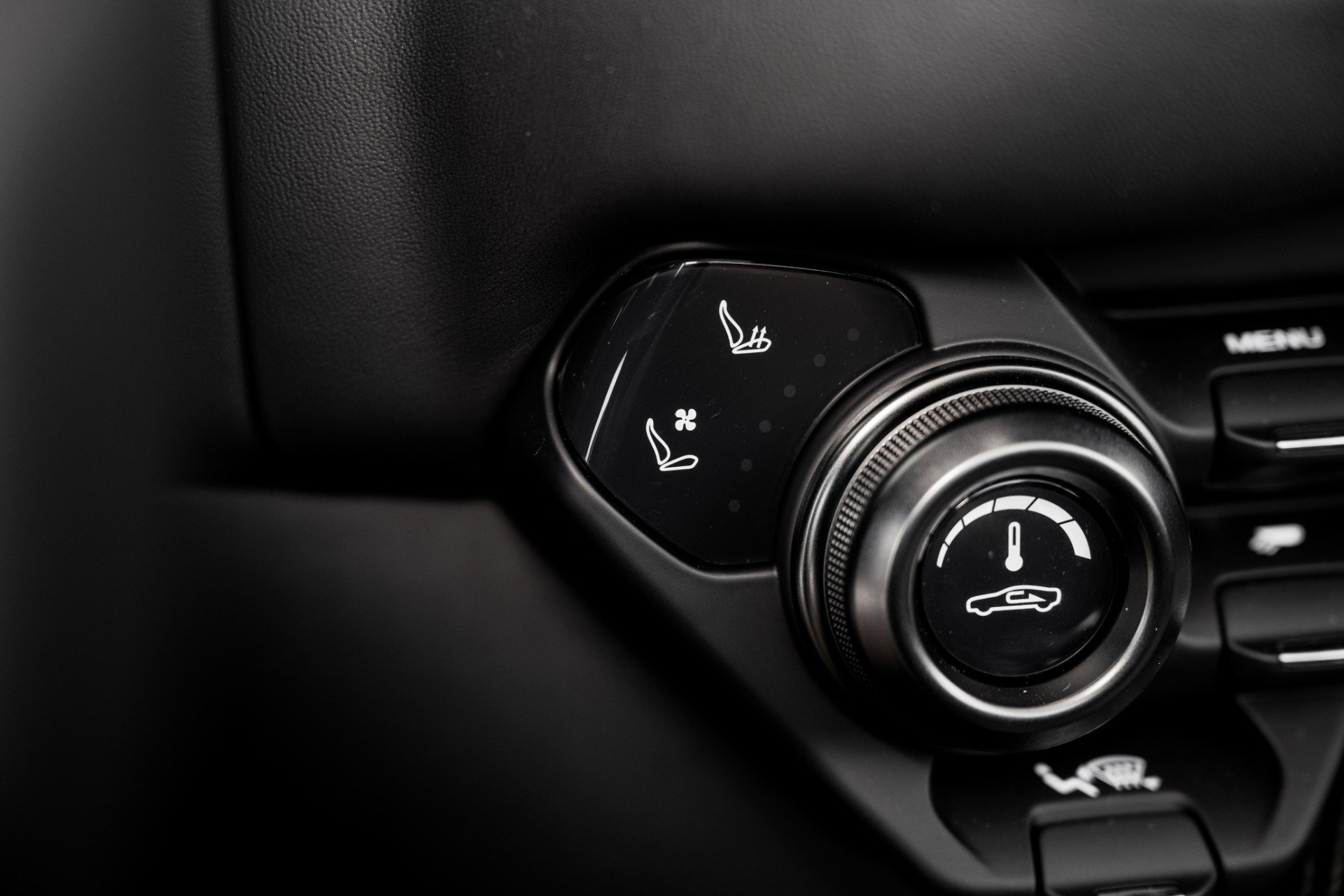 Used 2023 Aston Martin V8 Vantage Roadster image 29