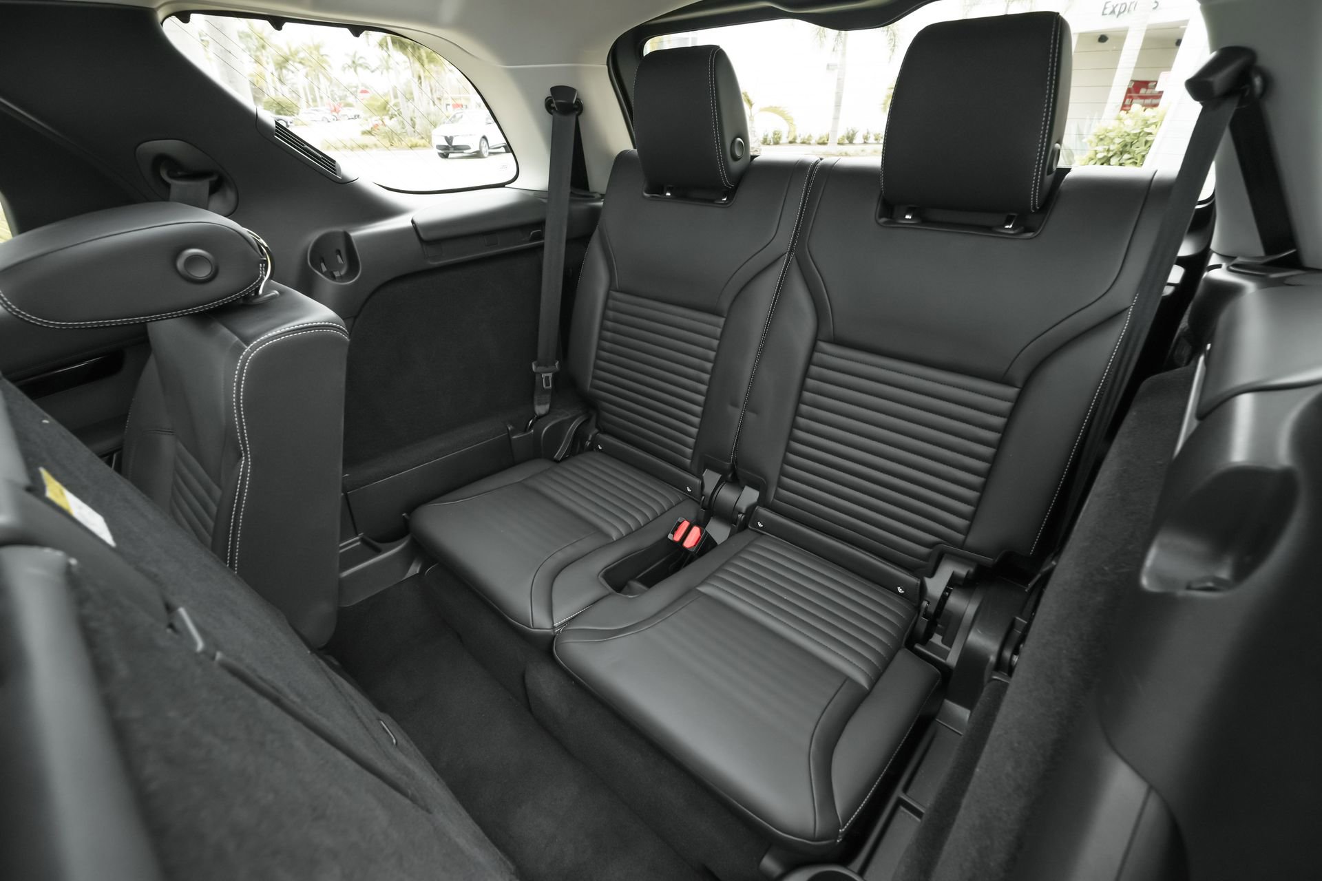 Used 2024 Land Rover Discovery S image 45