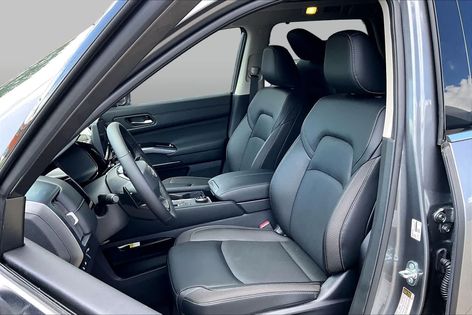 New 2026 Nissan Pathfinder SL w/ SL Premium Package FWD image 17