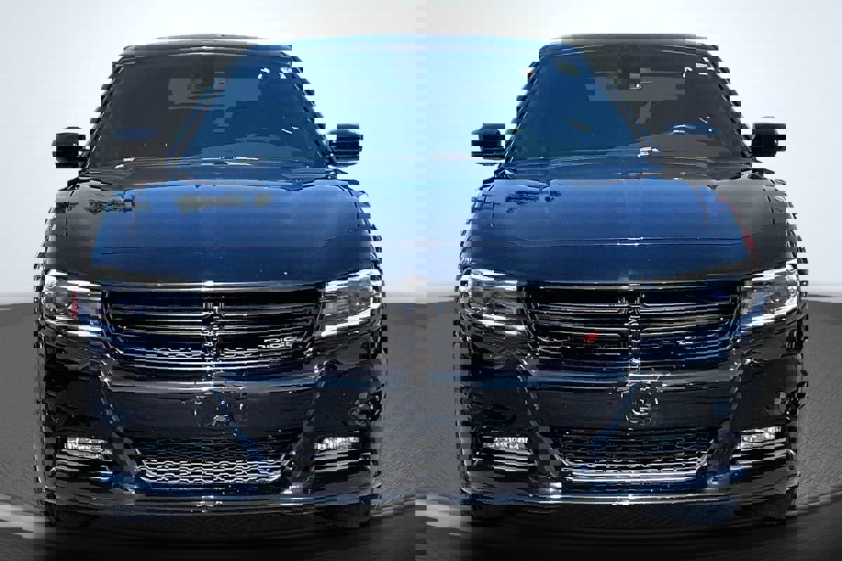 Used 2017 Dodge Charger SXT image 3