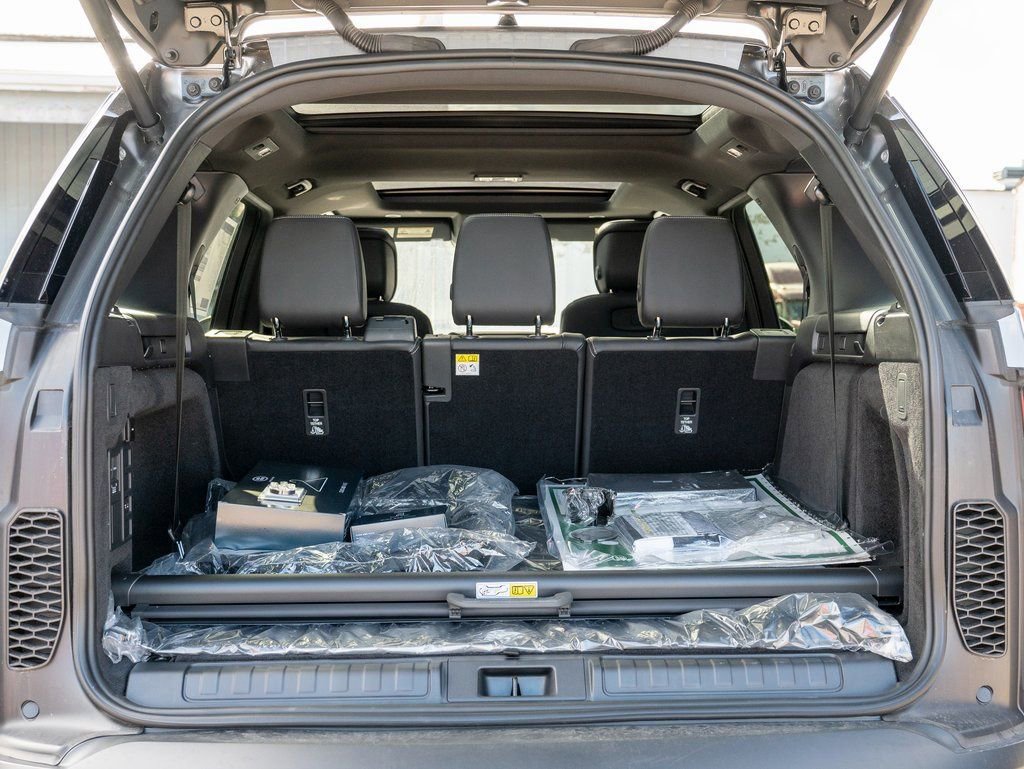 New 2025 Land Rover Discovery S image 25