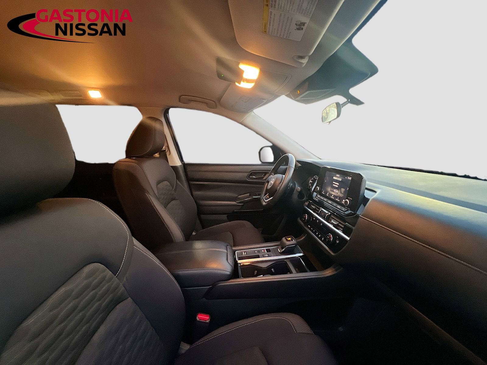 Used 2024 Nissan Pathfinder SV image 36