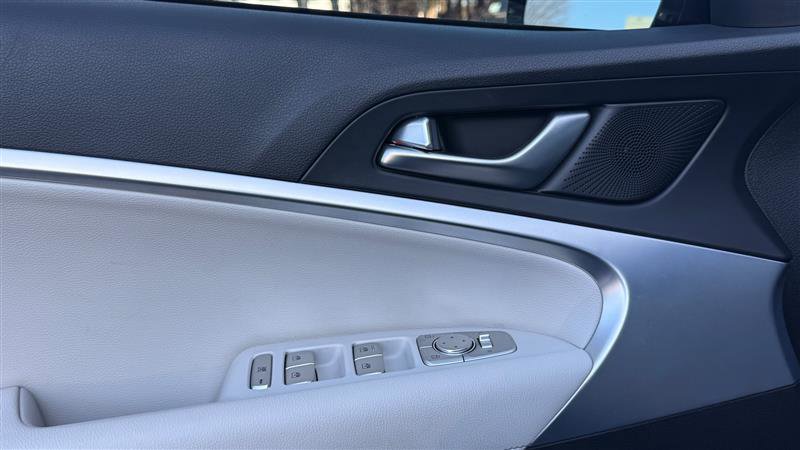 Used 2025 Genesis G70 2.5T image 12
