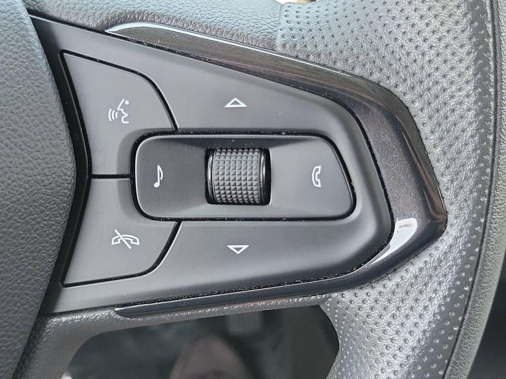 Used 2025 Chevrolet Trax LT FWD image 6