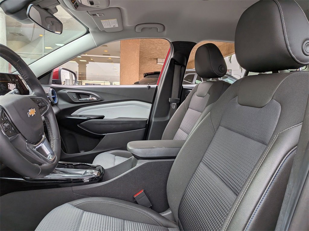 Used 2025 Chevrolet Trax LT w/ LT Convenience Package image 13