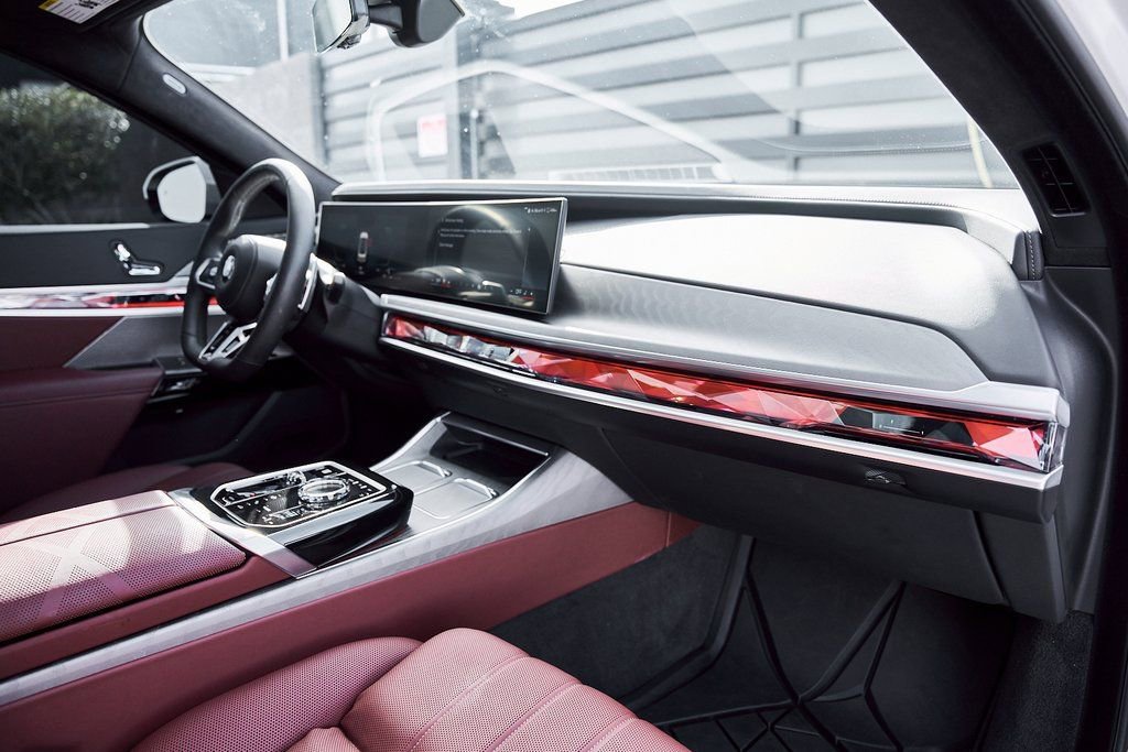 Used 2025 BMW 760i xDrive w/ Premium Package image 41