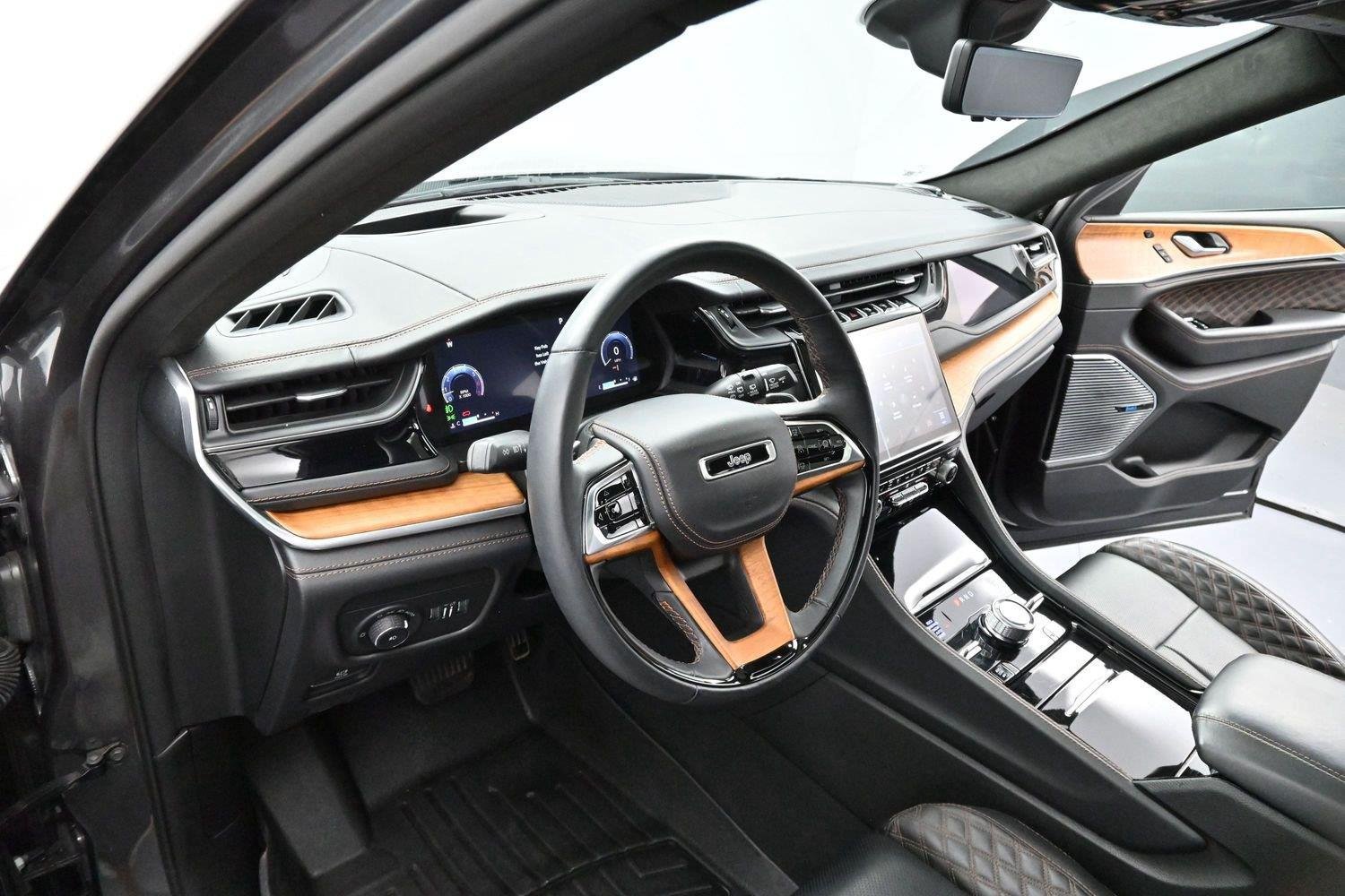 Used 2022 Jeep Grand Cherokee Summit AWD/4WD image 13