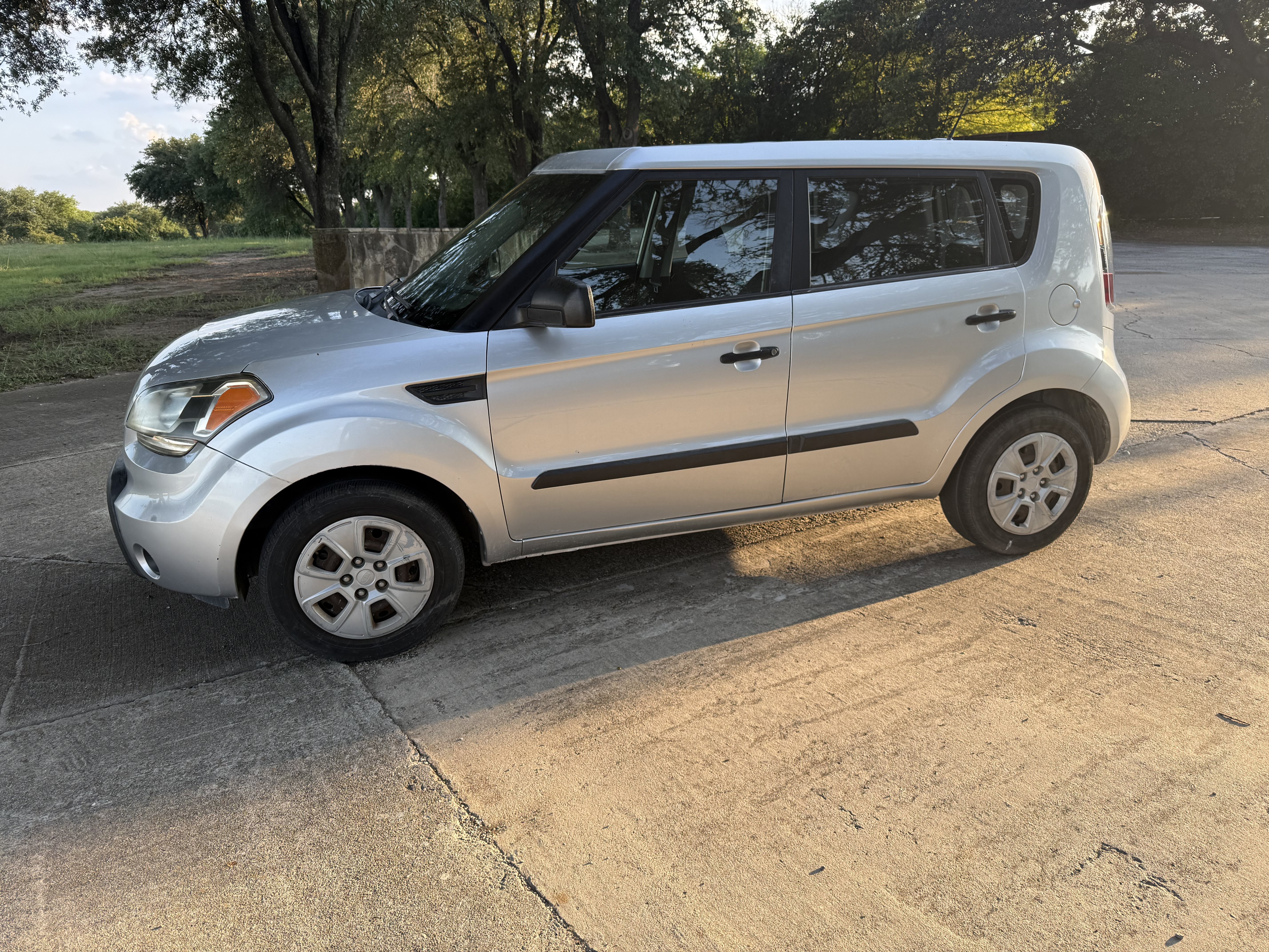 Used 2011 Kia Soul FWD image 2
