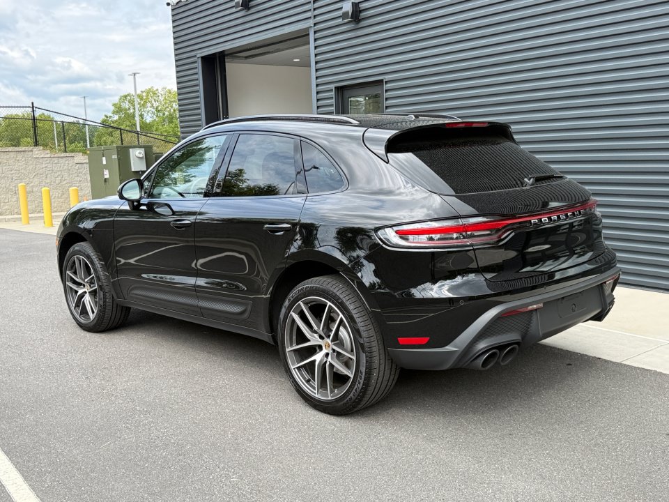 Certified 2026 Porsche Macan AWD/4WD image 3