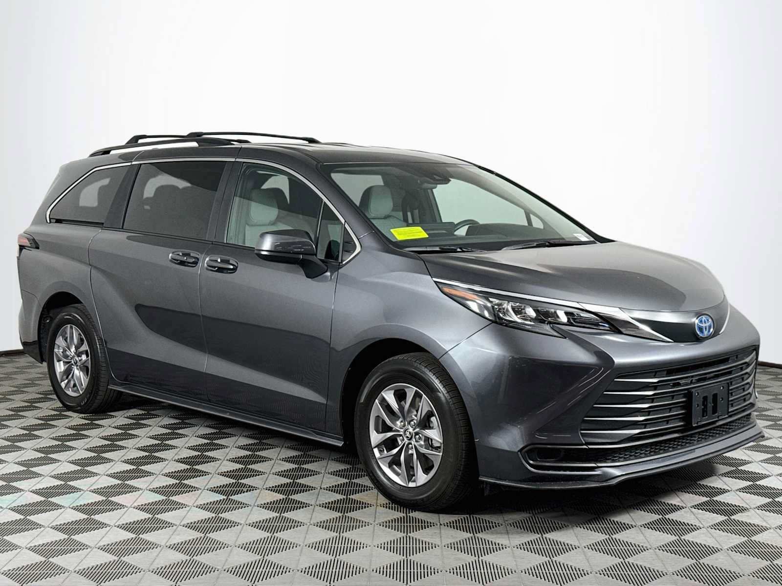 Used 2025 Toyota Sienna LE AWD/4WD image 3
