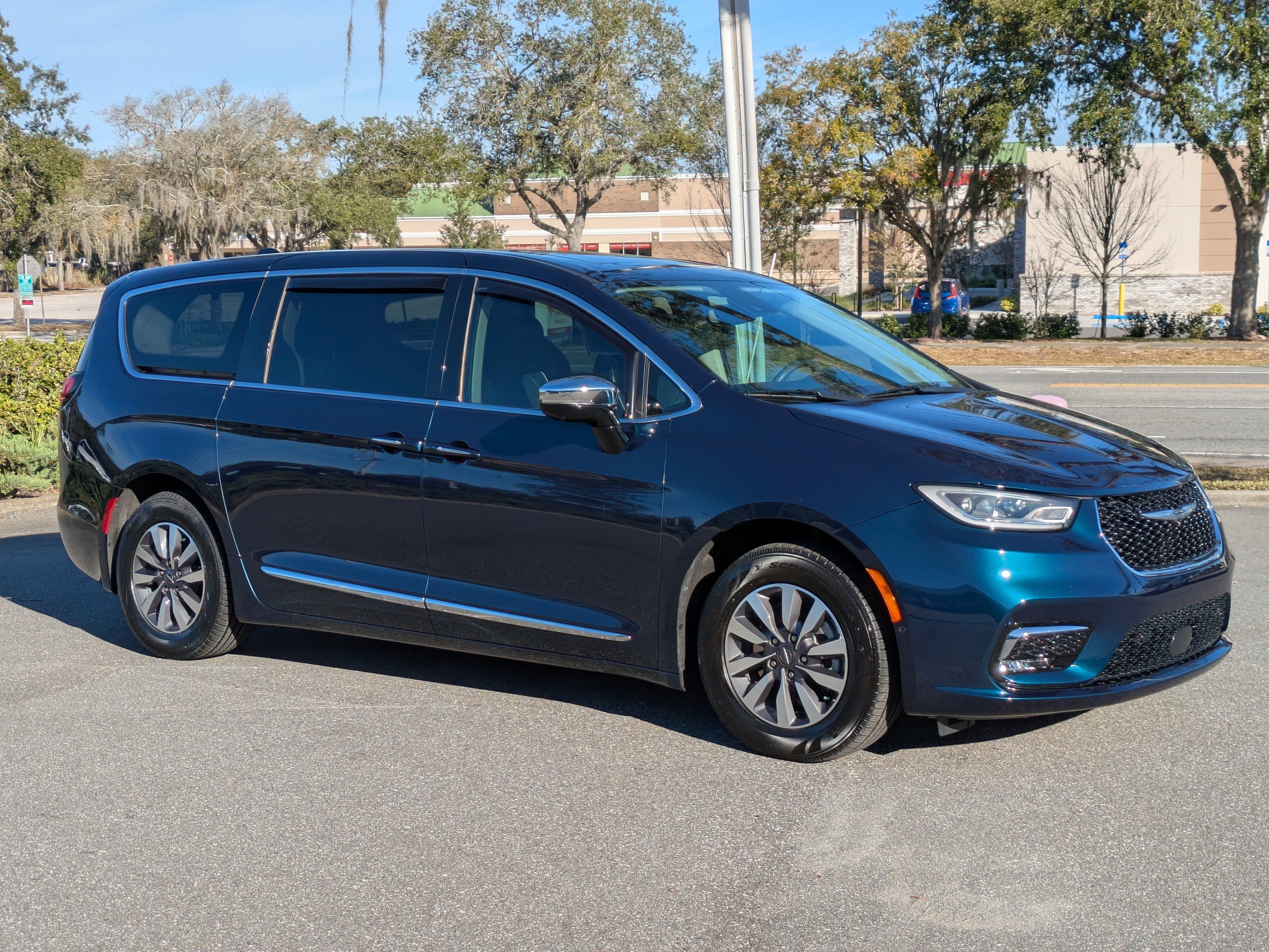 Used 2023 Chrysler Pacifica Limited video 2