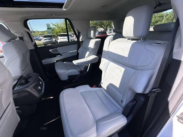 Used 2025 Ford Expedition Platinum AWD/4WD image 24