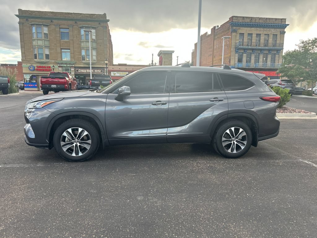 Used 2020 Toyota Highlander XLE AWD/4WD image 3
