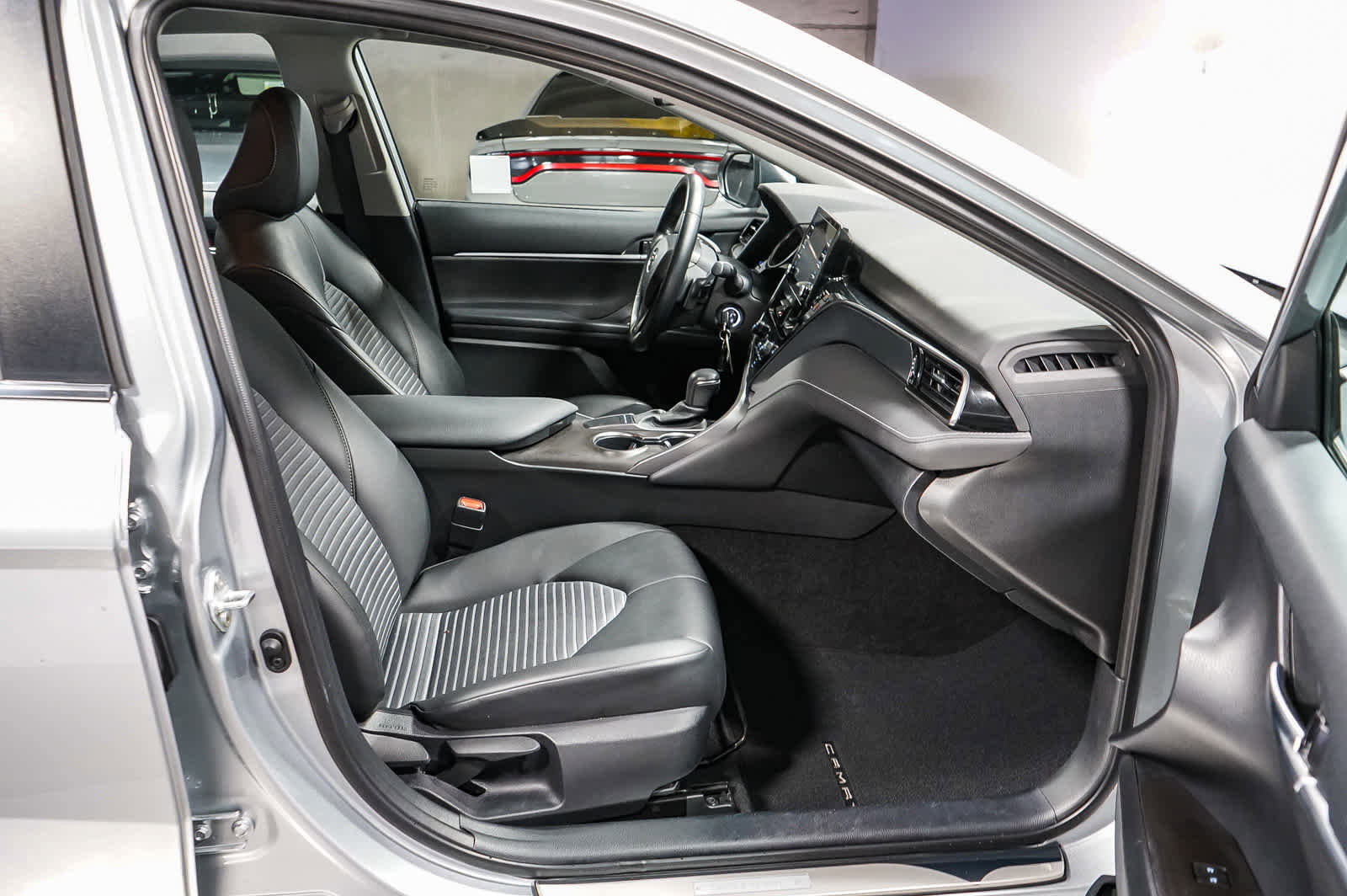 Used 2023 Toyota Camry SE w/ Protection Package (Q2) (TMS) FWD image 18