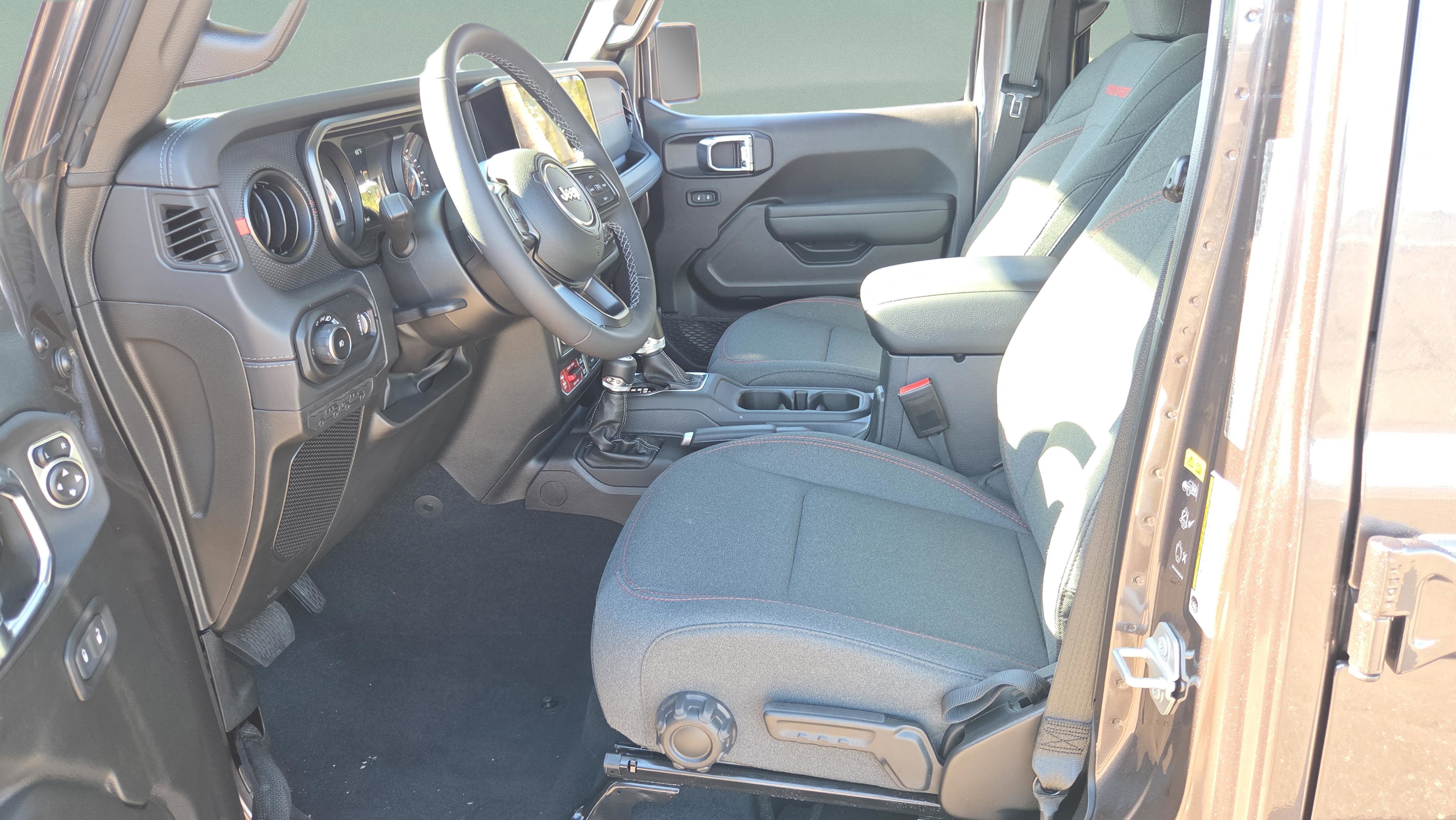 Used 2025 Jeep Wrangler Unlimited Rubicon w/ Technology Group image 14