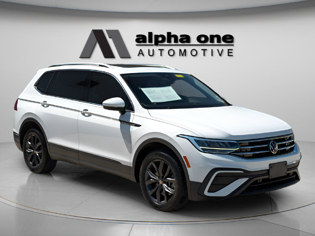 Used 2022 Volkswagen Tiguan SE w/ Panoramic Sunroof Package FWD image 3
