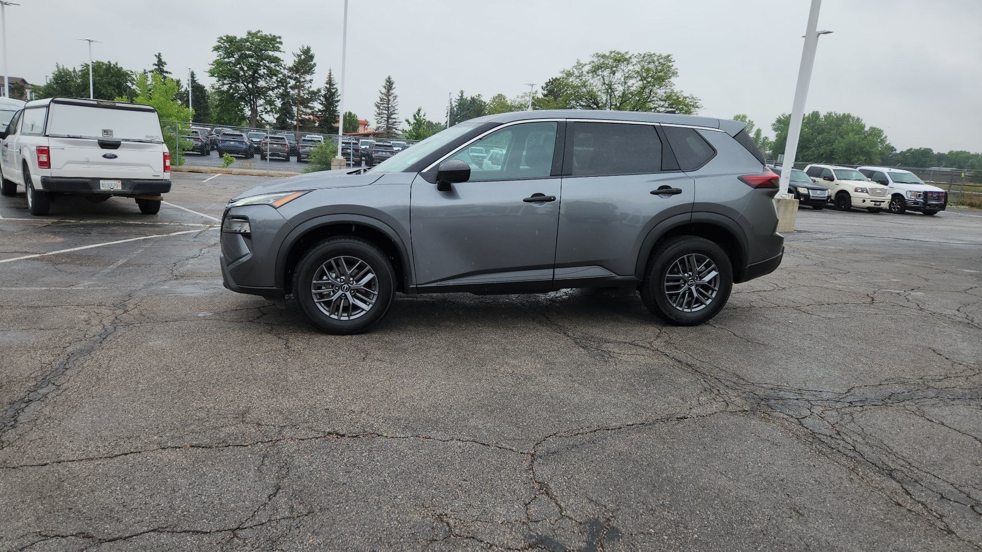 Used 2024 Nissan Rogue S AWD/4WD image 4