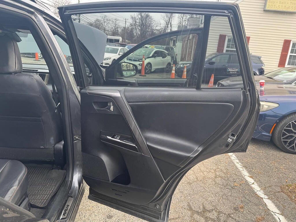 Used 2018 Toyota RAV4 SE image 35