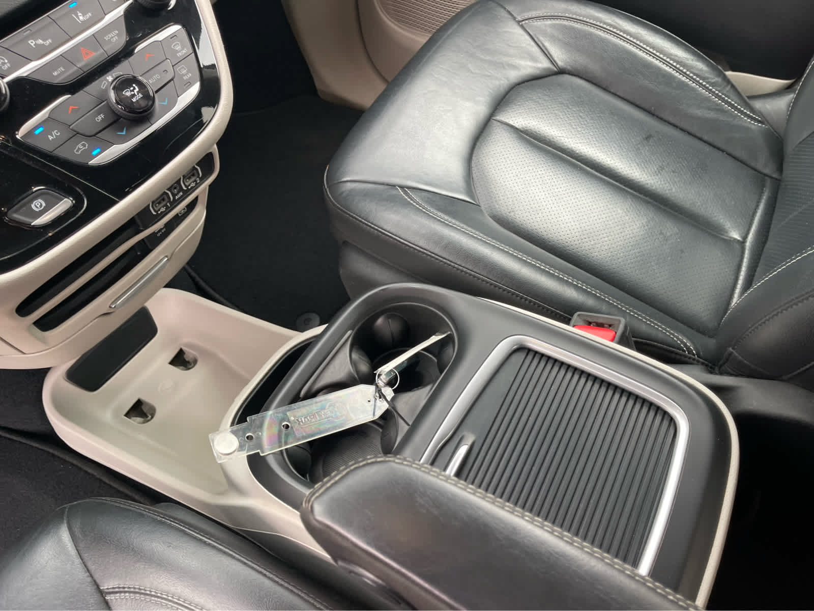 Used 2022 Chrysler Pacifica Touring-L FWD image 17