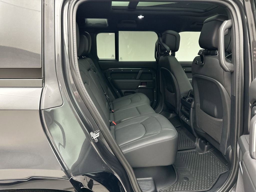 New 2025 Land Rover Defender 110 X-Dynamic SE image 7
