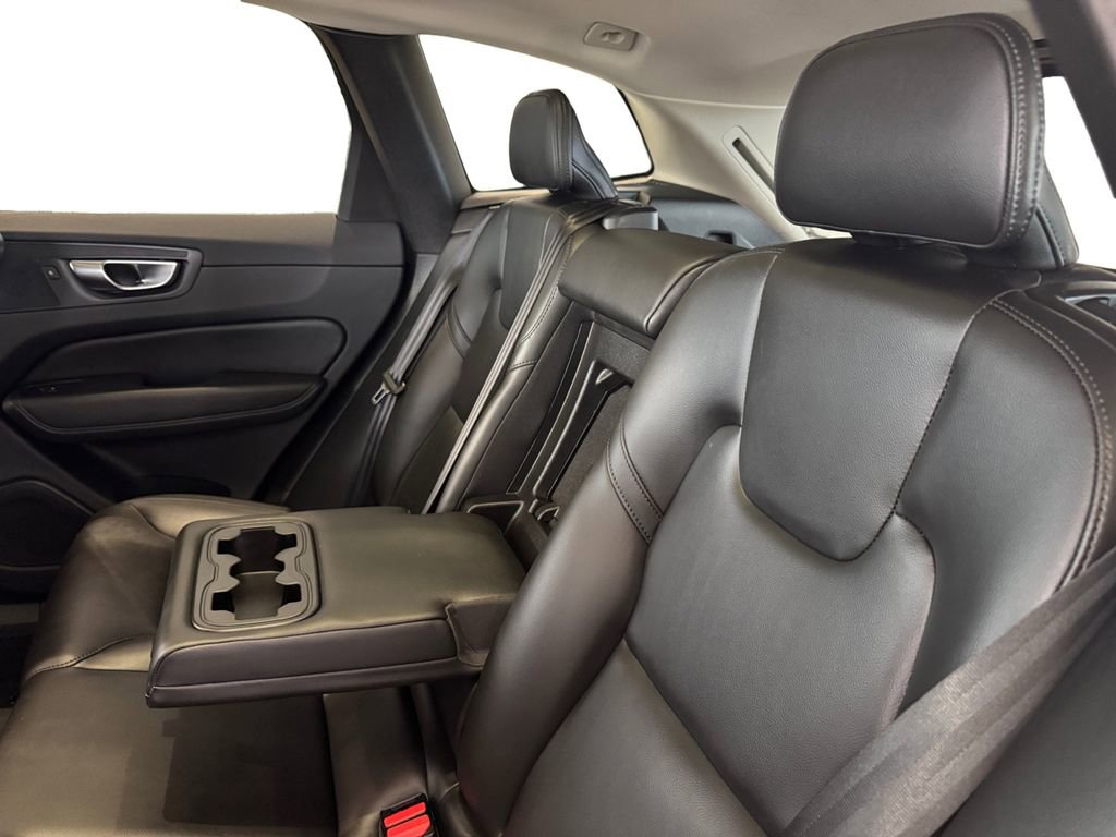 Certified 2025 Volvo XC60 B5 Core image 21