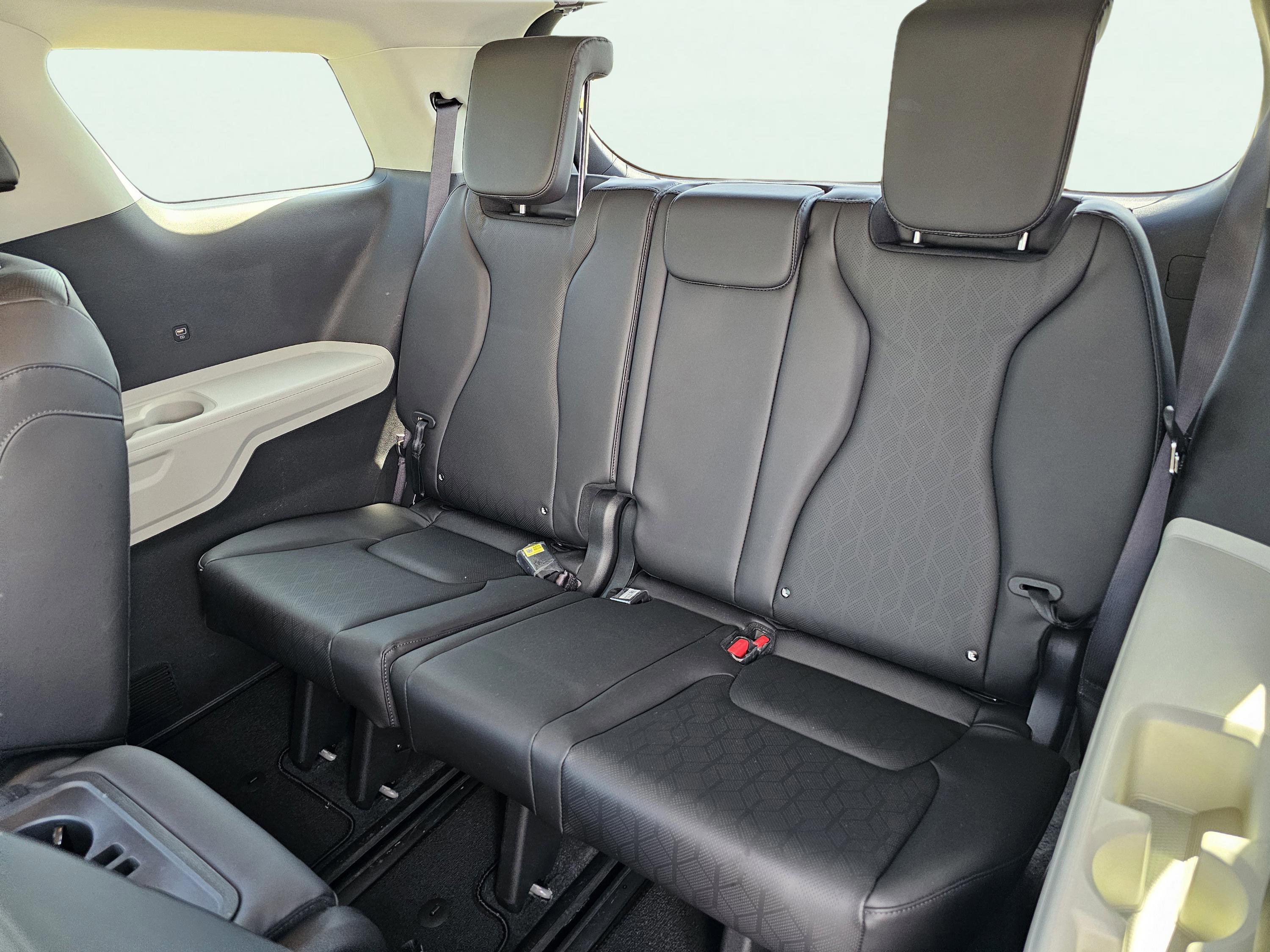 Used 2023 Kia Carnival LX image 33