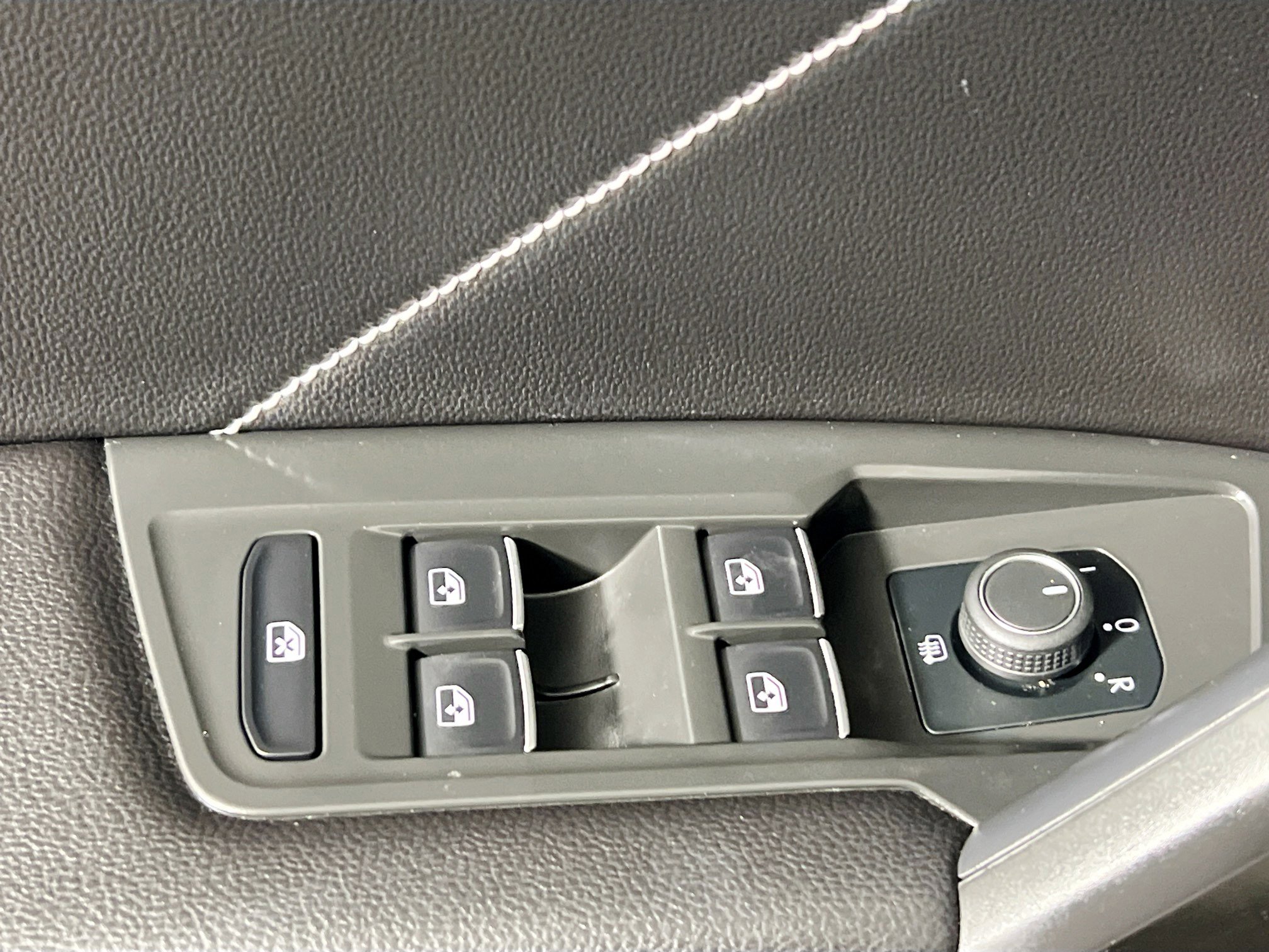 Used 2023 Volkswagen Tiguan SE image 16